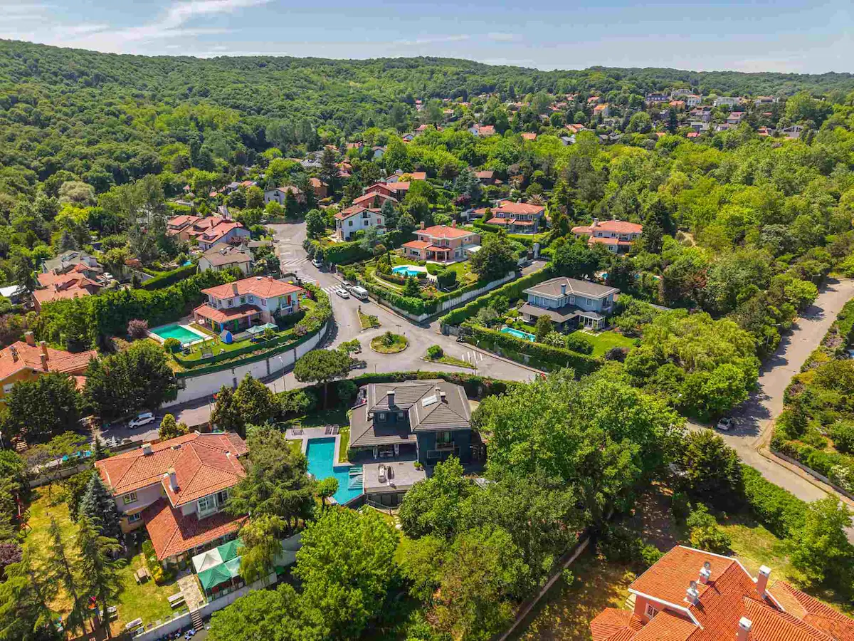 Zekeriyaköy'de orman içinde havuzlu villalar, havadan