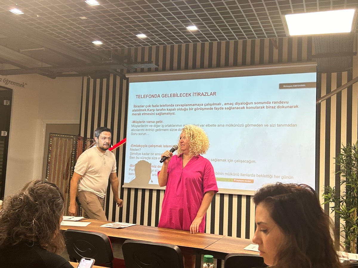 KW eğitim sahnesinde: telefonda itiraz yönetimi dersi